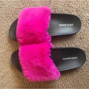 Pink faux fur Steve Madden slides